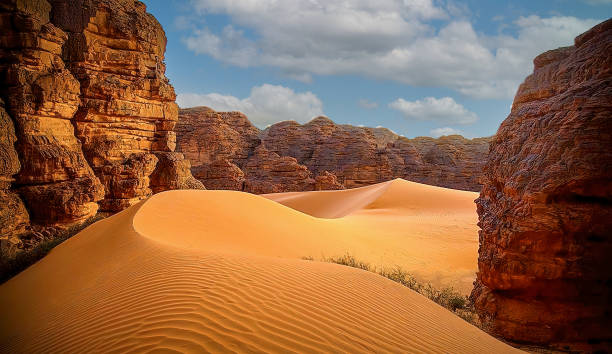 dune di sabbia tra la formazione rocciosa - wadi rum foto e immagini stock