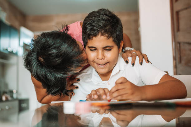 mãe beijando o filho - autismo - fotografias e filmes do acervo