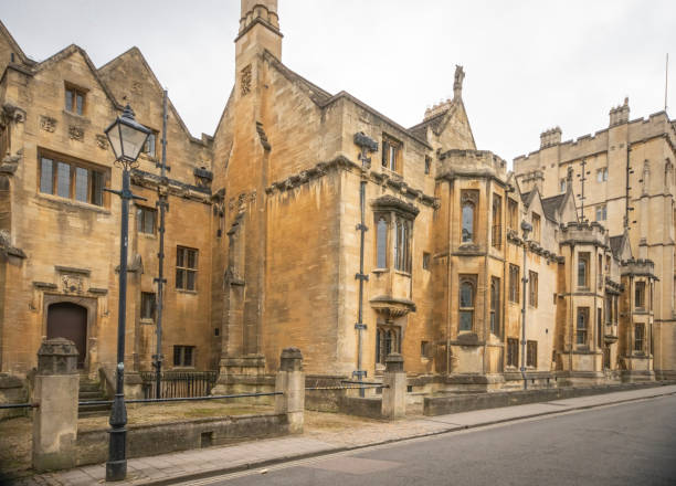 istock The Bodleian Library with people in the foreground 1352511714