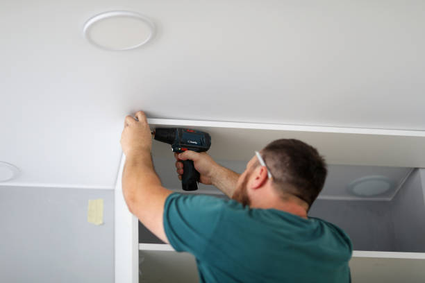 um homem recolhe móveis em casa usando chave de fenda - shelf drill drilling installing - fotografias e filmes do acervo