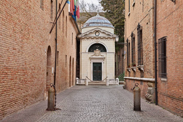 ravenna, emilia romagna, italy: the ancient tomb of dante alighieri, the famous italian poet and writer - alighieri imagens e fotografias de stock