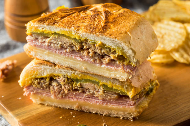 obfita domowa kanapka z wieprzowiną cubano - panini sandwich zdjęcia i obrazy z banku zdjęć