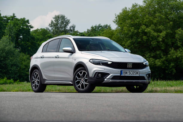 fiat tipo cross na drodze - hatchback zdjęcia i obrazy z banku zdjęć