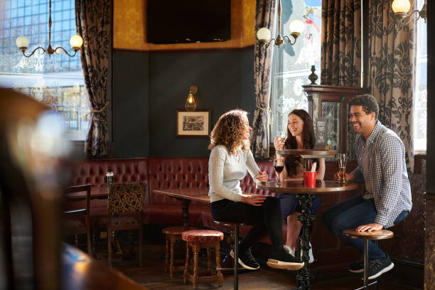 bebida de pub a la hora del almuerzo - english pub fotografías e imágenes de stock