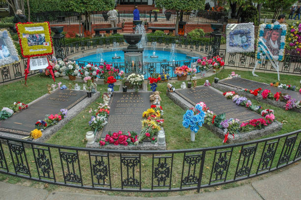 memorial garden at graceland - chama eterna imagens e fotografias de stock