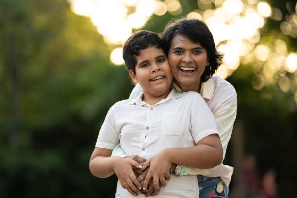 mãe abraçando filho em praça pública - autismo - fotografias e filmes do acervo