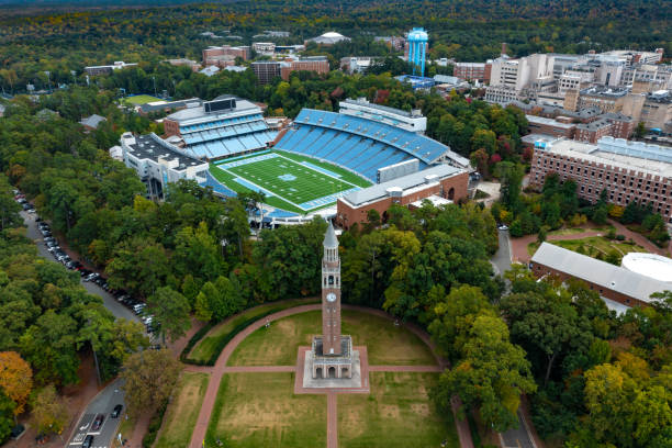 uniwersytet karoliny północnej na stadionie chapel hill football i bell tower. piłka nożna w lesie. - university of north carolina zdjęcia i obrazy z banku zdjęć