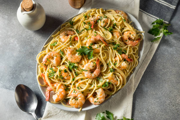 hausgemachte gekochte garnelen scampi mit pasta - shrimp scampi stock-fotos und bilder