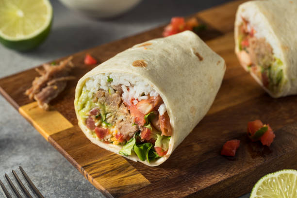 zdrowe domowe carnitas wieprzowina burrito - burrito zdjęcia i obrazy z banku zdjęć