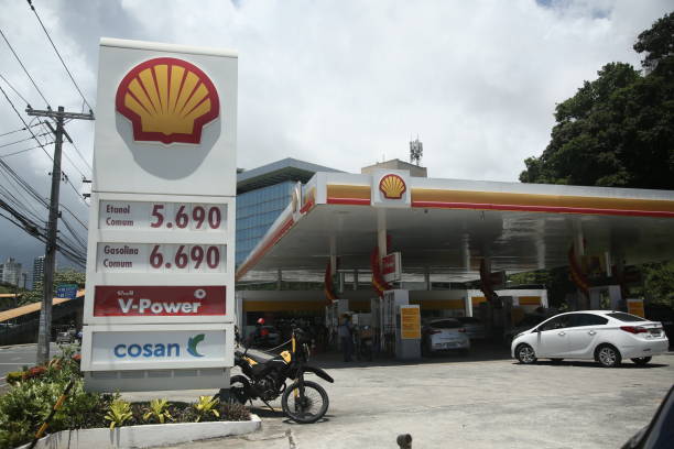 shell fuel station - naphtha imagens e fotografias de stock