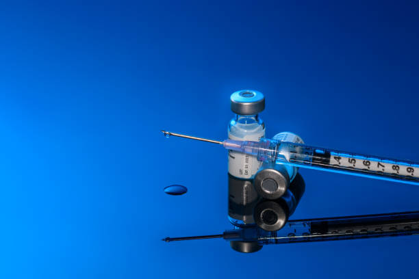 バイアル付き注射器 - syringe vaccination vial insulin ストックフォトと画像
