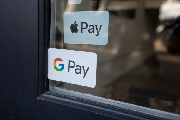 google pay im vergleich zu apple pay - markt verkaufsstätte fotos stock-fotos und bilder