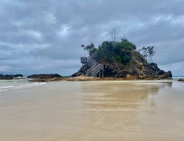 formation rocheuse de plage sous ciel couvert - australian culture sea coastline rock formation photos et images de collection