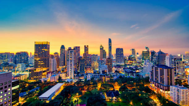 budynki bangkoku, centrum bangkoku z zachodem słońca, transakcja piękny widok z góry na drogę w ruchu nocnym - bangkok night thailand traffic zdjęcia i obrazy z banku zdjęć