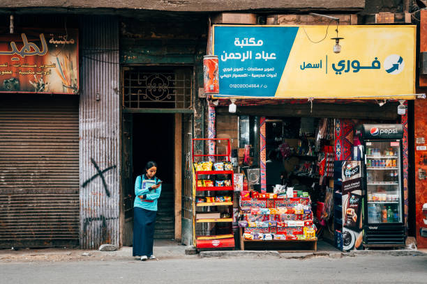 las calles de el cairo son bien conocidas debido a la contaminación y la suciedad - el khalili fotografías e imágenes de stock