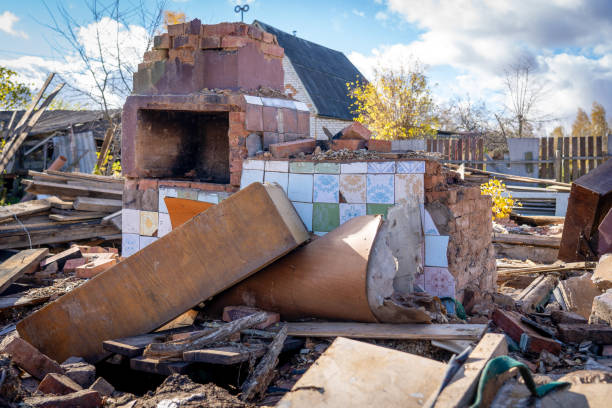 路上のゴミの背景に対する古い赤レンガの建物の遺跡の写真 - tree removing house damaged ストックフォトと画像