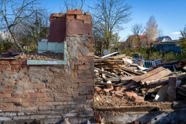 foto de la ruina de un antiguo edificio de ladrillo rojo contra el fondo de basura en la calle - tree removing house damaged fotografías e imágenes de stock