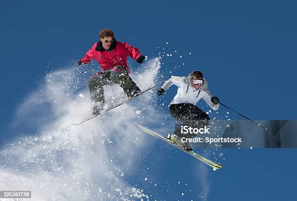 Snowboard Vs Ski Jump Stockfoto und mehr Bilder von Skifahren - Skifahren, Sachverstand, Snowboard