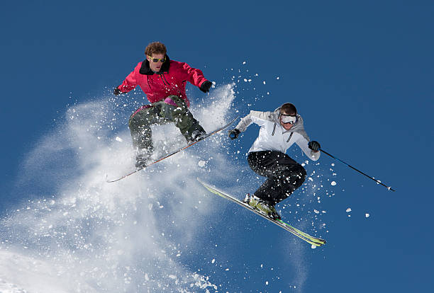 스노보드 대 스키복 점프 - powder snow skiing agility jumping 뉴스 사진 이미지