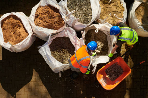 workmen shovelling aggregates workmen shovelling aggregates building sand stock pictures, royalty-free photos & images