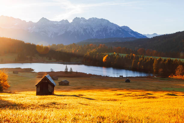 incredibile stagno di montagna sul lago geroldsee (wagenbrüchsee), sullo sfondo con vista sulle montagne alpspitz e zugspitz al tramonto, garmisch-partenkirchen, baviera - zugspitze mountain lake autumn germany foto e immagini stock