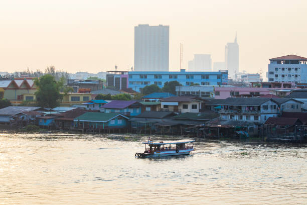 barche passeggeri sul fiume chao phraya insieme a uno splendido scenario - bangkok thailand asia water taxi foto e immagini stock