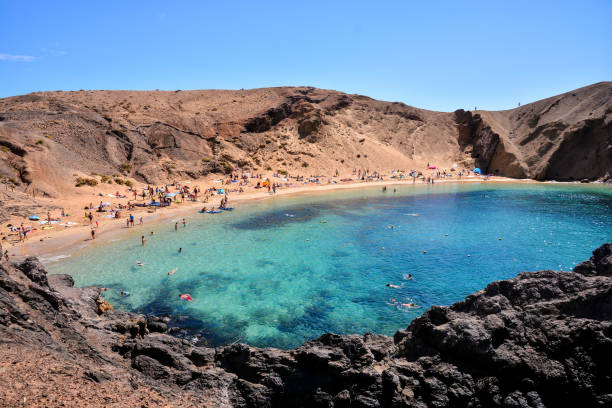 пейзаж в тропические вулканические канарские острова испания - lanzarote bay canary islands beach стоковые фото и изображения