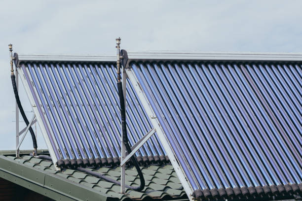 el colector para calentar agua de energía solar se coloca en el techo de la casa - solar power station sun water collection fotografías e imágenes de stock