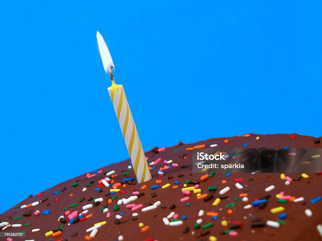 chocolate pastel de cumpleaños con velas - Foto de stock de Al horno libre de derechos