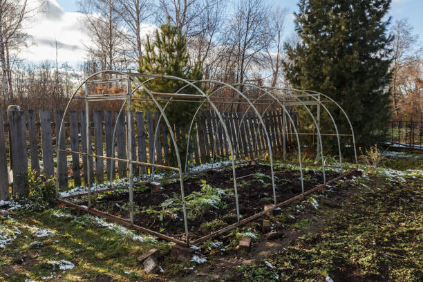 greenhouse steel frame - construction frame plastic agriculture greenhouse imagens e fotografias de stock