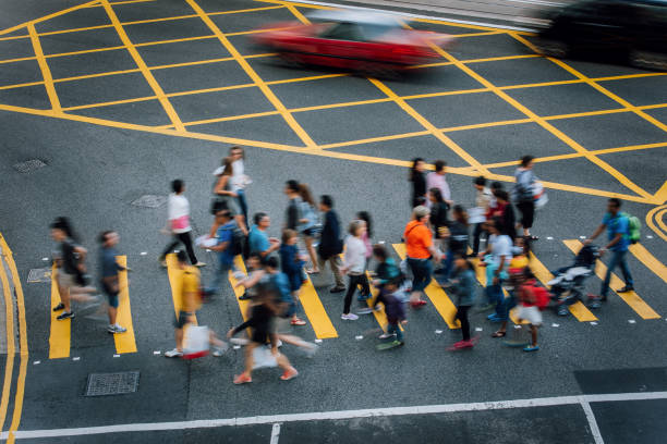 piesi przechodzący przez ulicę w hongkongu, chiny - crosswalk crowd activity long exposure zdjęcia i obrazy z banku zdjęć