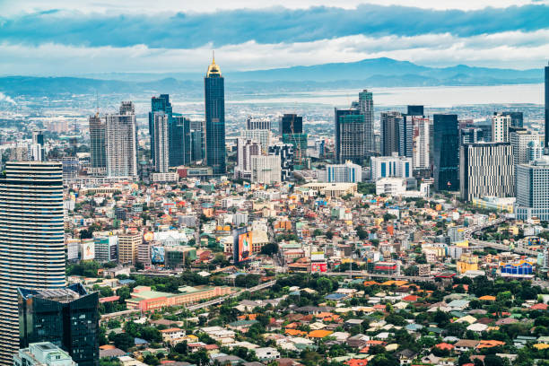 vista aérea sobre makati skyline, metro manila, filipinas - manila philippines makati city - fotografias e filmes do acervo