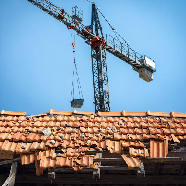 crane and damaged roof with terracotta orange tiles in a construction site - roof tile architectural detail architecture and buildings built structure imagens e fotografias de stock