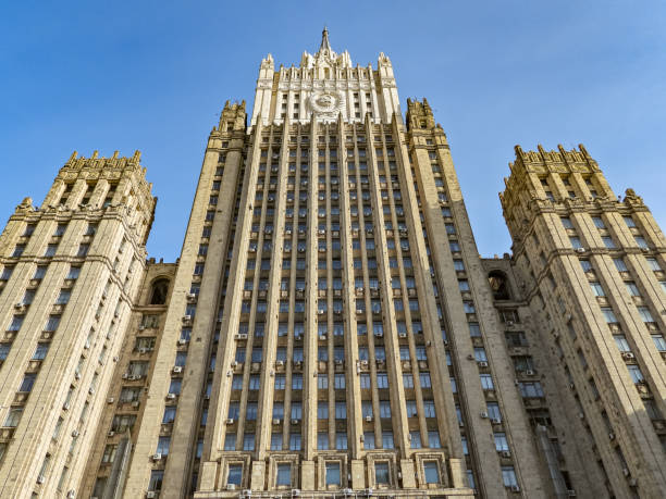 gebäude des russischen außenministeriums - москва stock-fotos und bilder