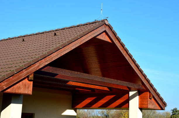 die decke des offenen schuppens der garage mit holzdielen ausgekleidet. holzverkleidungen eignen sich für natürliche konstruktionen in den bergen. die balken sind sichtbar und bemalt alte kiefer mit einer glänzenden farbe - satteldach stock-fotos und bilder