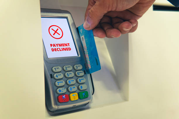 le paiement a été rejeté. paiement par carte au terminal. j’ai manqué d’argent sur ma carte de crédit. le compte bancaire de la carte de débit est bloqué. concept. échec du balayage de la carte de crédit. - déclin photos et images de collection