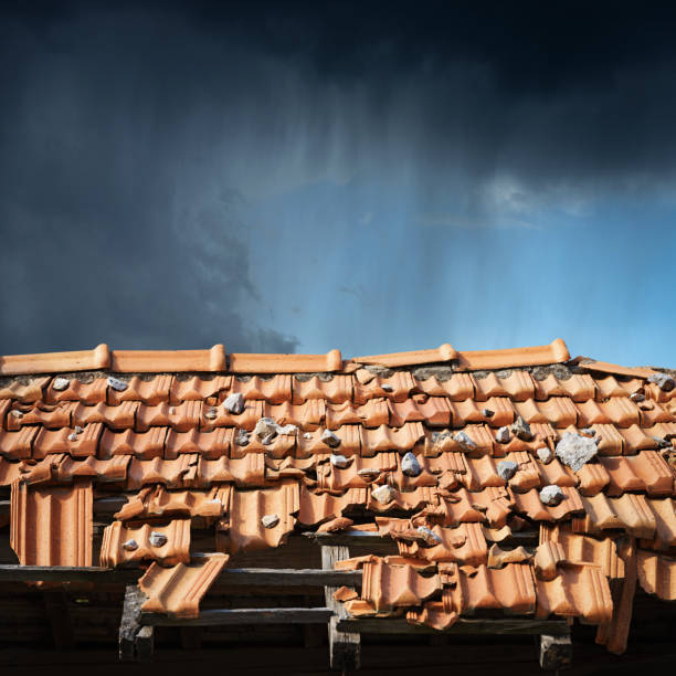 tetto di una casa con tegole arancioni in terracotta danneggiate dall'uragano - quake damaged section foto e immagini stock