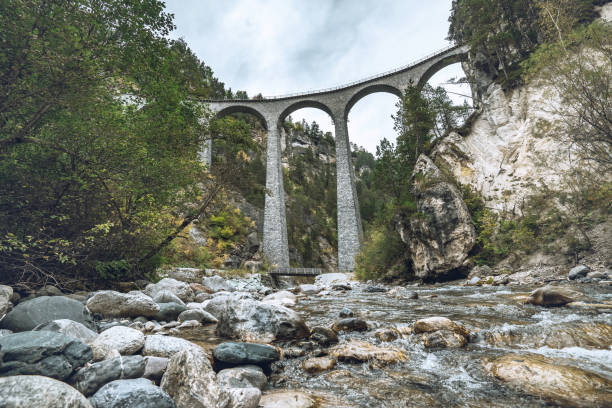 widok z niskiego kąta na landwasserviadukt w szwajcarii - travel destinations davos river nature zdjęcia i obrazy z banku zdjęć