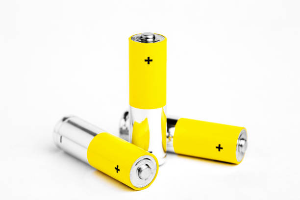 aa alkaline batteries on white background. - 充電池 個照片及圖片檔