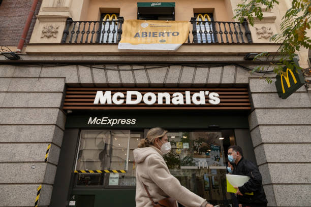 restaurant de restauration rapide mcdonald’s, madrid, espagne - mcdonalds french fries branding sign photos et images de collection