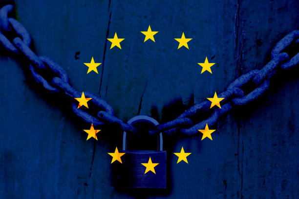 drapeau de l’union européenne et cadenas - european union currency photos et images de collection