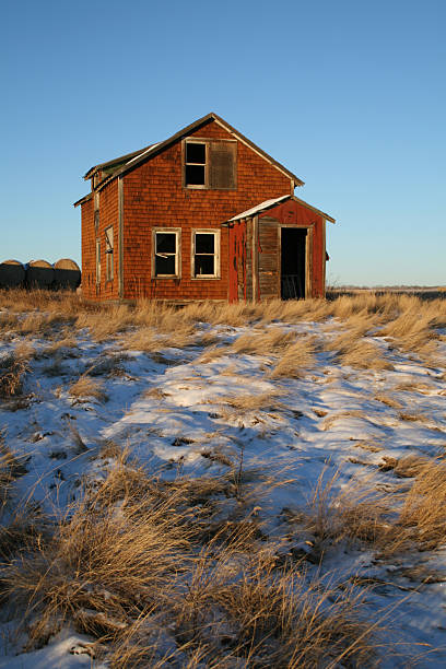 opuszczony alberta farm - prairie farm winter snow zdjęcia i obrazy z banku zdjęć
