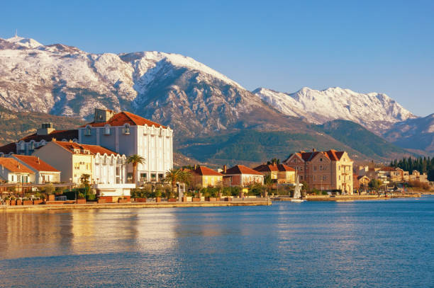 schöne mediterrane winterlandschaft. montenegro, blick auf die stadt tivat - lovcen stock-fotos und bilder