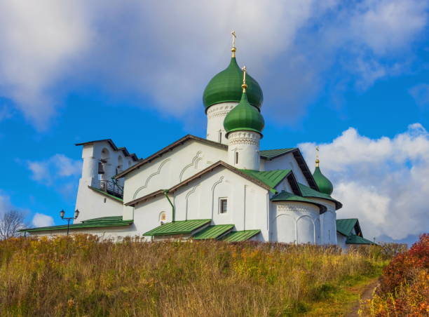 la antigua iglesia ortodoxa en el kremlin de la ciudad de pskov en el río velikaya. - cathedral russian orthodox clear sky tourism fotografías e imágenes de stock