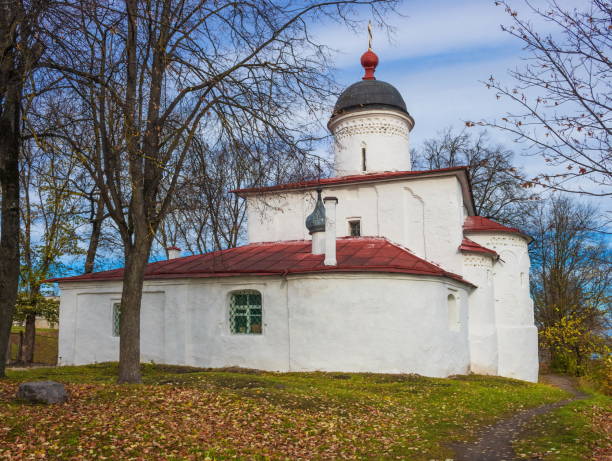 la antigua iglesia ortodoxa en el kremlin de la ciudad de pskov en el río velikaya. - cathedral russian orthodox clear sky tourism fotografías e imágenes de stock