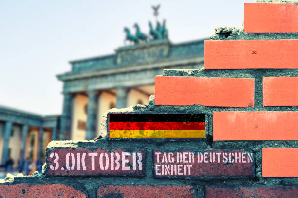 eine mauer in berlin und hinweis auf 3 oktober tag der deutschen einheit - west berlin stock-fotos und bilder