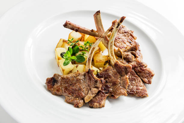 тарелка с бараньими ребрышками и картофелем - rack of lamb chop cutlet roasted стоковые фото и изображения