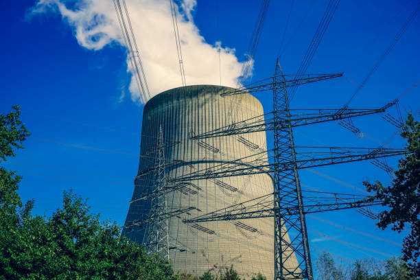 uma torre de resfriamento de uma usina nuclear. - environment risk nuclear power station technology - fotografias e filmes do acervo