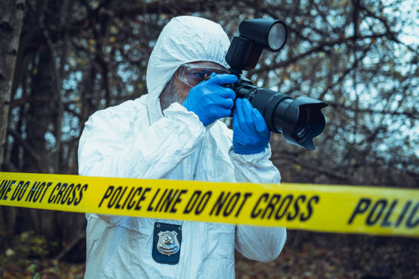 forensic scientist working at crime scene - forensic science flash imagens e fotografias de stock