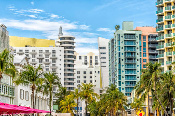 miami south beach ocean drive road street con famoso hotel retro art deco coloridos edificios paisaje urbano con palmeras y cielo azul en un día soleado - miami fotografías e imágenes de stock